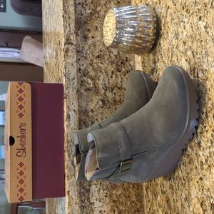 NWT Women's Skecher Boots